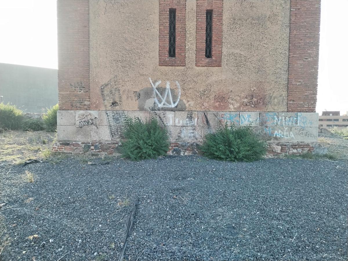 El depósito histórico de San Lázaro y sus inmediaciones, marcados por las pintadas, la maleza y la acumulación de residuos.