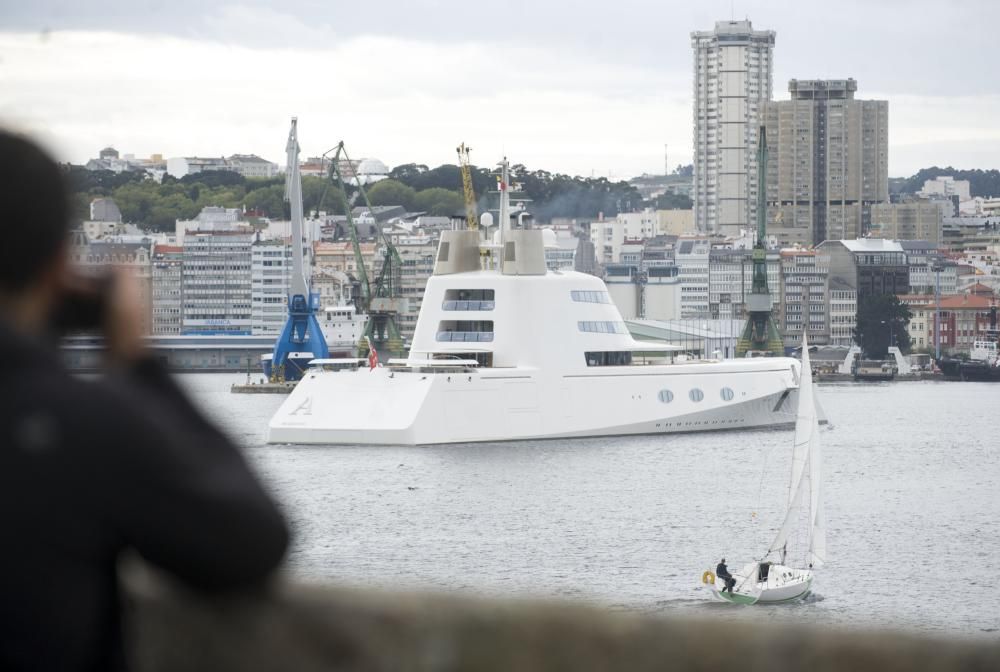 El megayate ''A'', en su entrada en A Coruña