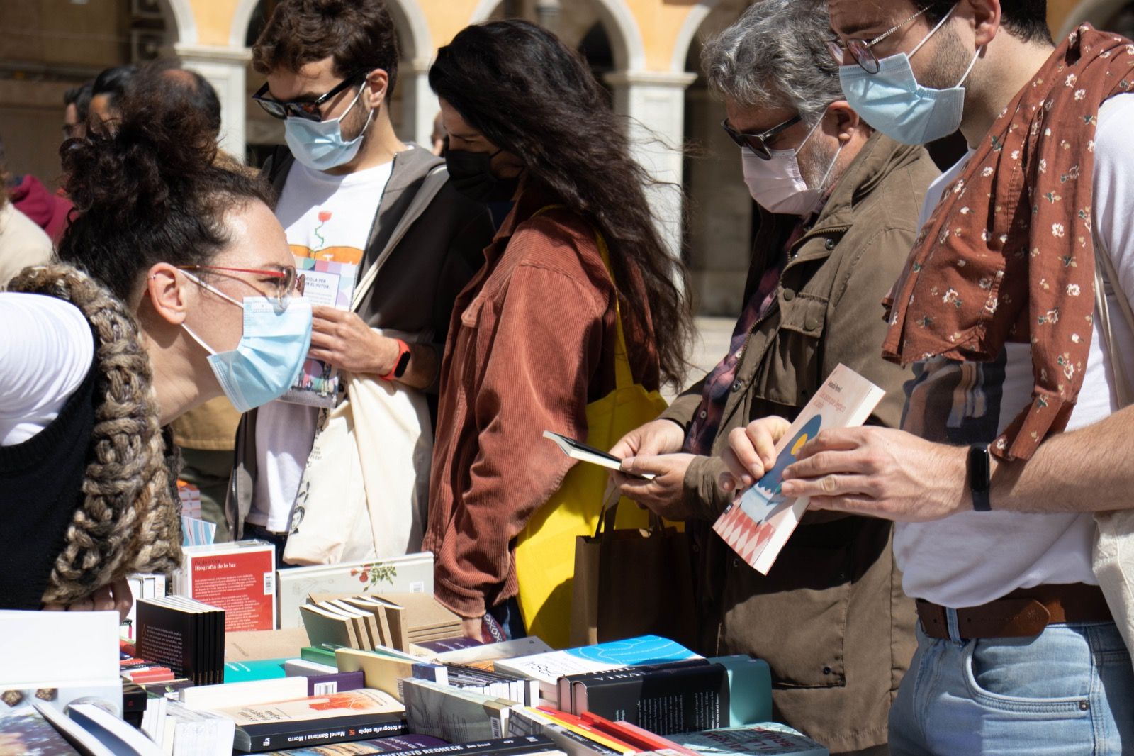 Sant Jordi arranca en Palma animado y con buen ritmo de ventas