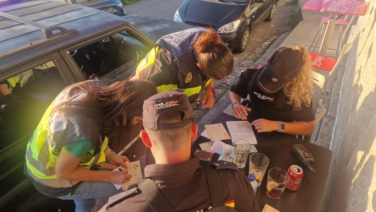 Los agentes ocuparon una de las mesas inmediatamente abandonadas por los clientes para hacer inventario de todo el material intervenido. En la imagen se aprecia el momento, con los vasos de los clientes aún sin recoger.