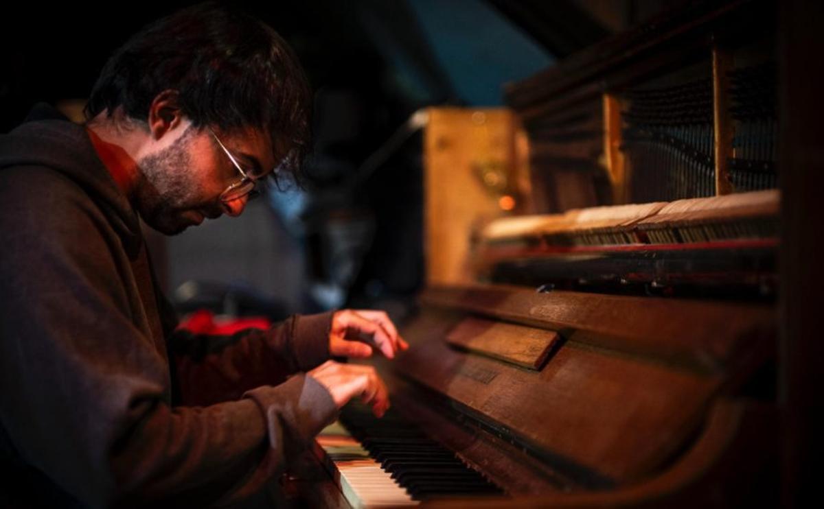Sunil López interpreta una pieza en el piano. | J.P. MOREIRAS