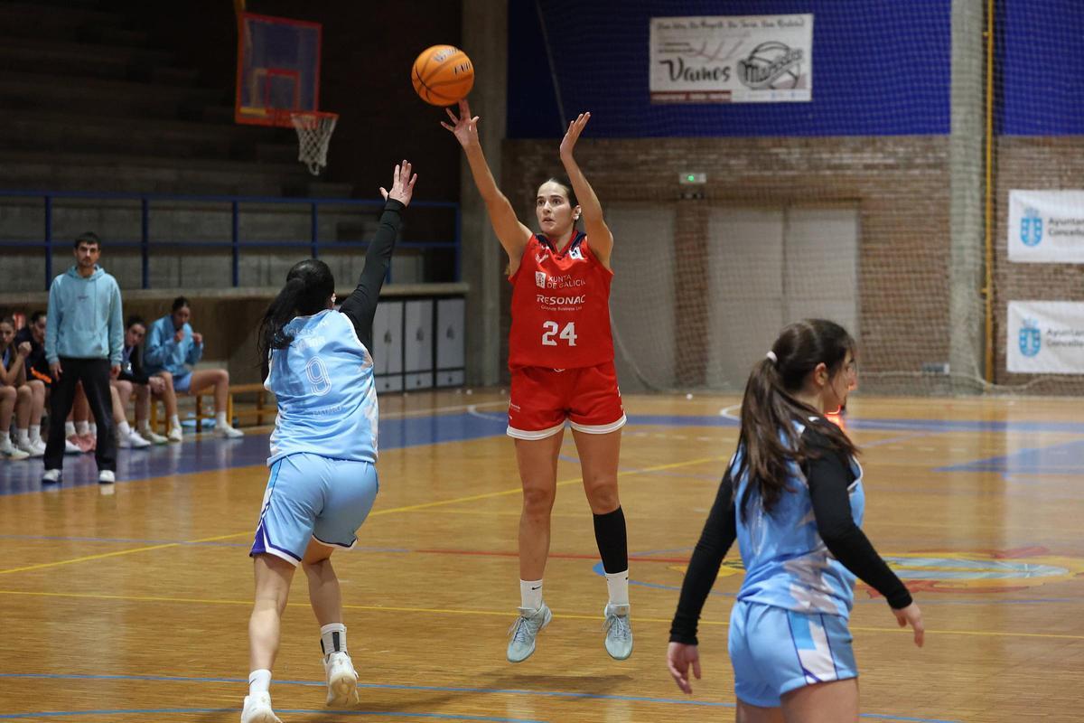 Sofía Arcos lanza a canasta ante el Boet Mataró.