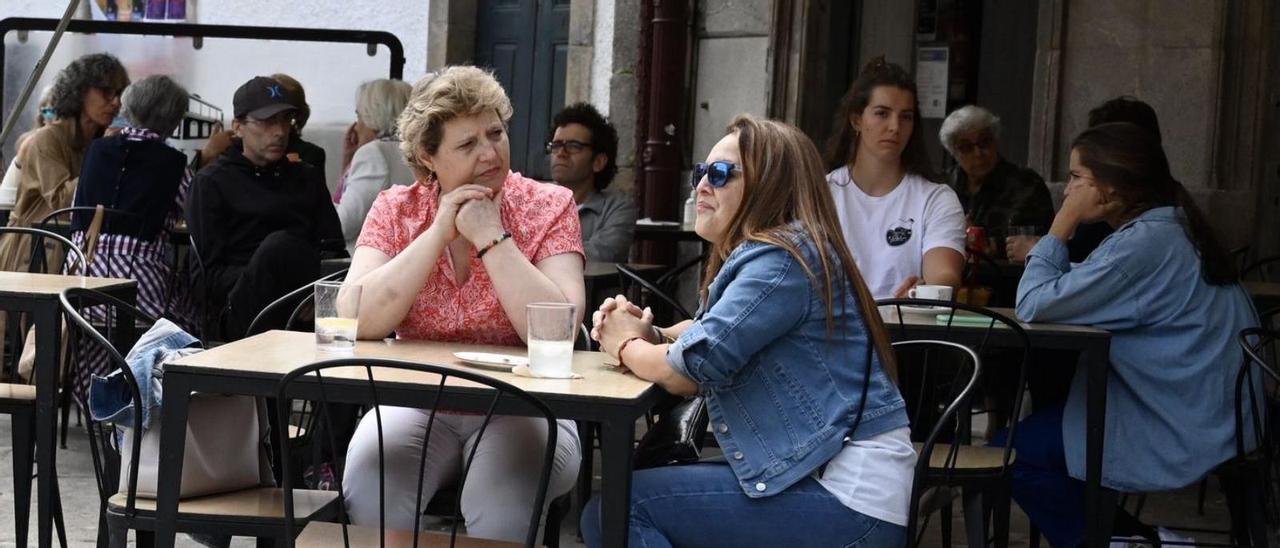 Una terraza en la plaza de A Ferrería en la mañana de ayer.