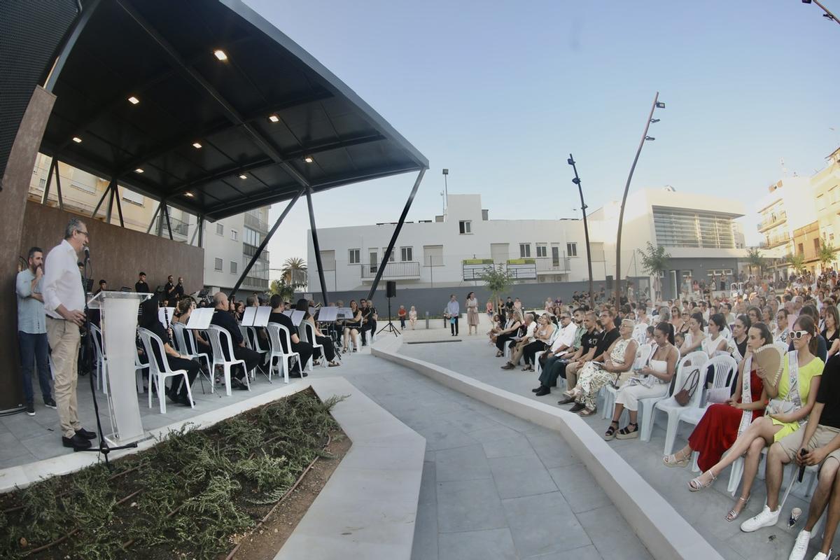 El acto de inauguración de la plaza. El escenario ensalza la gran tradición musical de El Verger