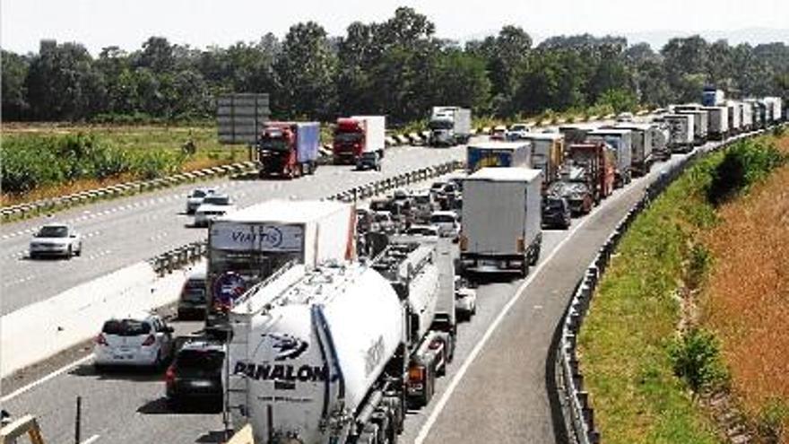 L&#039;accident va provocar retencions de fins a quatre quilomètres per la dificultat en la retirada del camió.