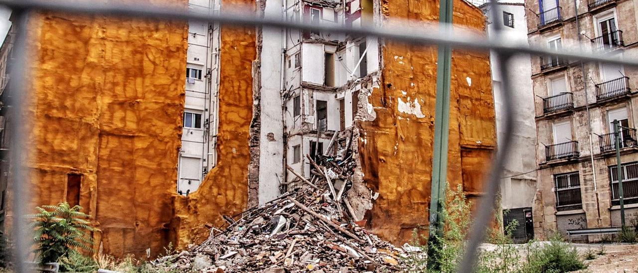 Edificio del casco antiguo de Alcoy que se derrumbó a principios de año.