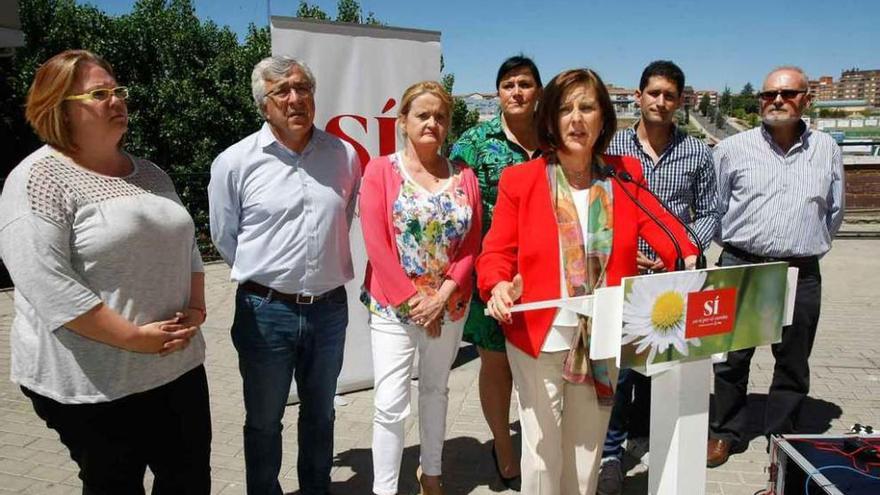 María José Sánchez, secretaria de Sanidad del PSOE, junto a los candidatos y cargos del partido.