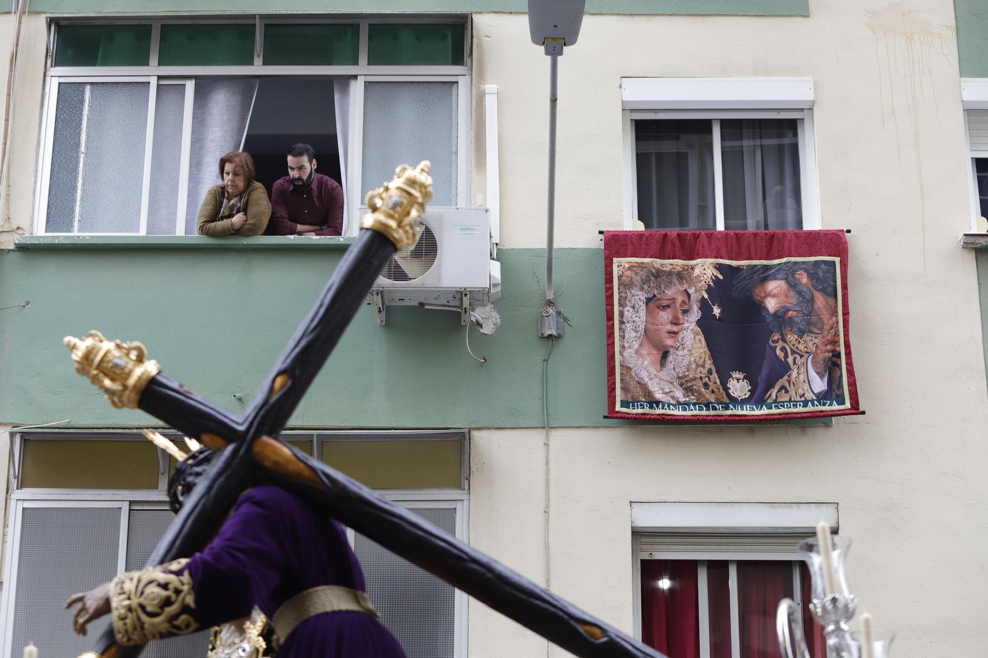 En Nueva Málaga, con más de 13 horas de procesión por delante, el Nazareno del Perdón y la Virgen de Nueva Esperanza comenzaban su peregrinación.