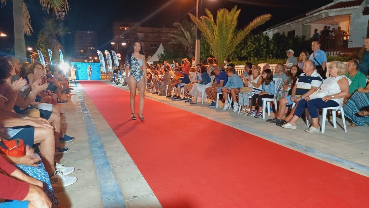 Una joven desfila por la alfombra roja que instalaron este viernes por la noche en la playa Morro de Gos.