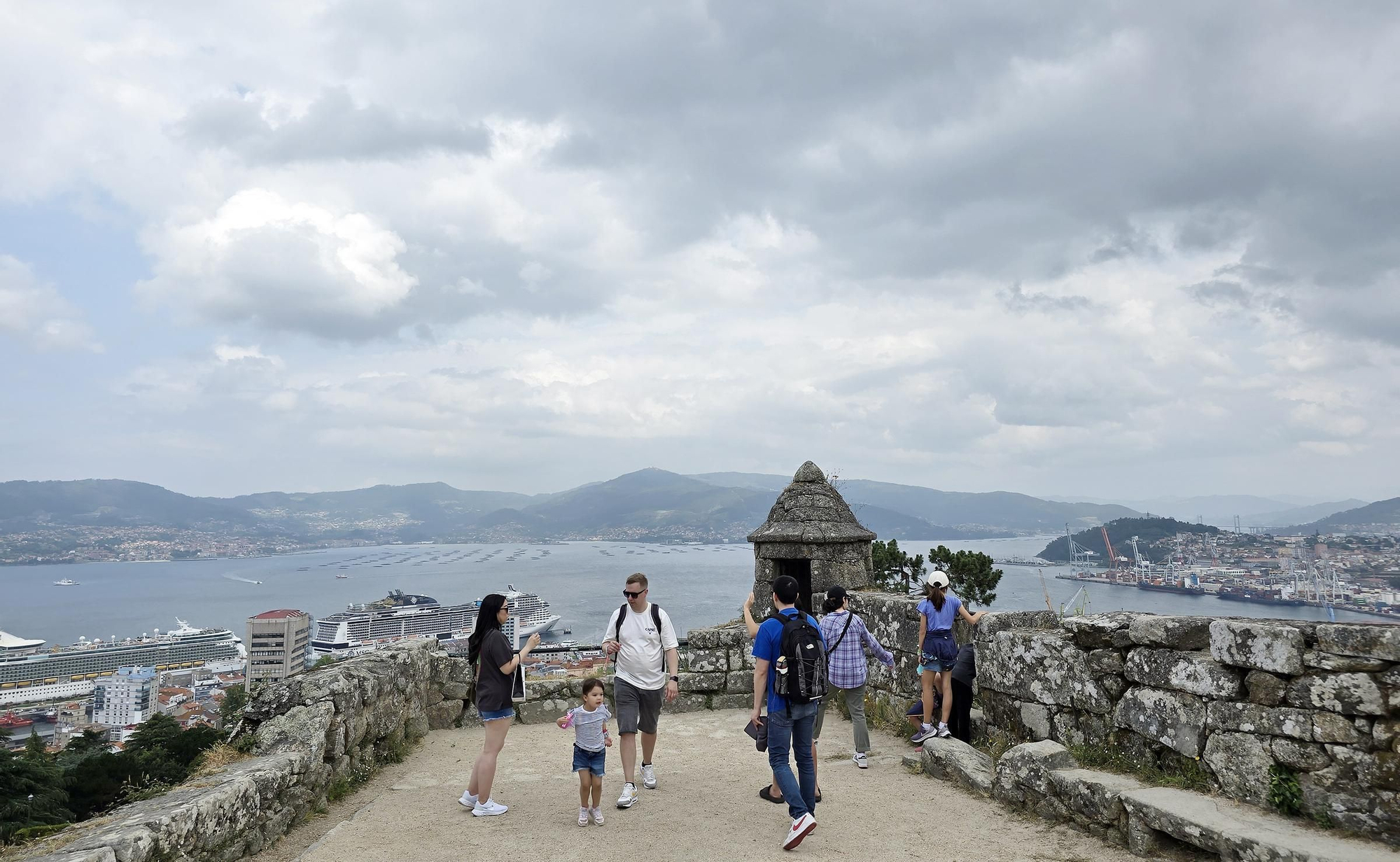 Marea de cruceristas en Vigo con la doble escala del «Independence of the Seas» y «MSC Virtuosa»