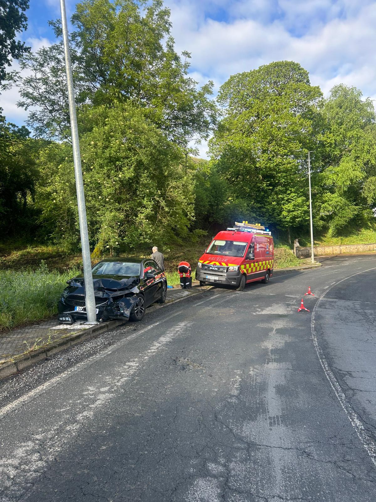 Accidente a la altura de la fuente de Lalín de Arriba.