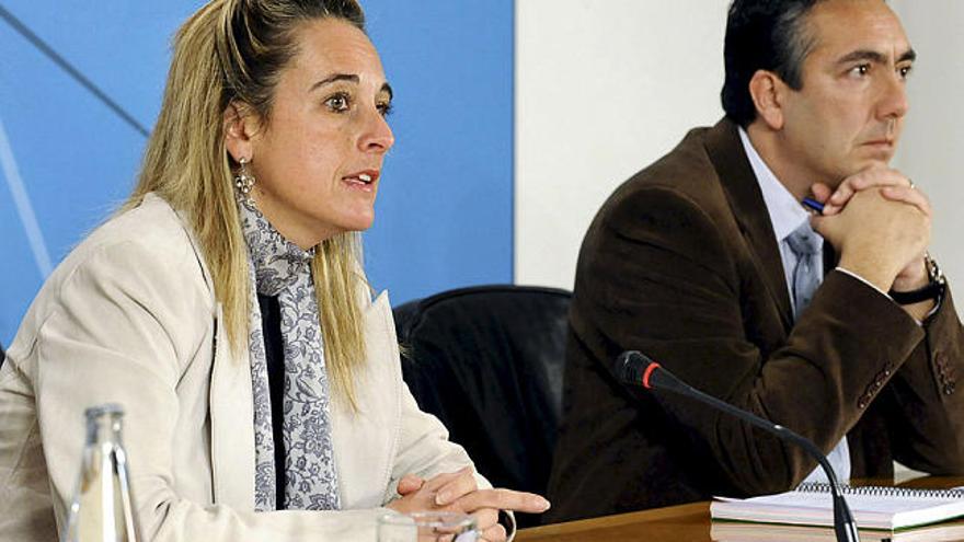 Reformas. La consejera de Medio Ambiente compareció ayer con el portavoz del Gobierno andaluz.