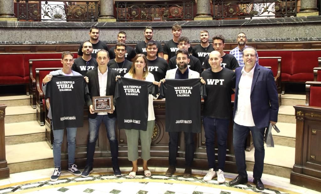 La vicealcaldesa de València y concejala de Desarrollo Urbano, Sandra Gómez, y el concejal de Deportes, Javier Mateo, han participado esta mañana en el homenaje que ha organizado el Ayuntamiento de València al club Waterpolo Turia