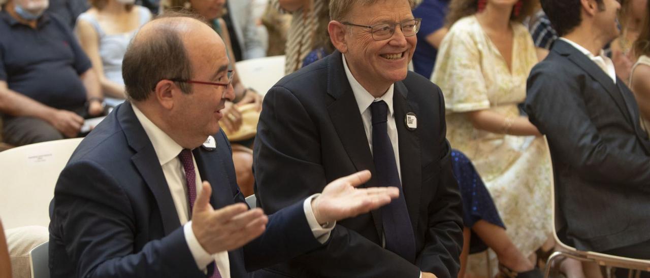 Ximo Puig, ayer, con el ministro de Cultura, Miquel Iceta, en el Museo de Bellas Artes de València. | DANIEL TORTAJADA