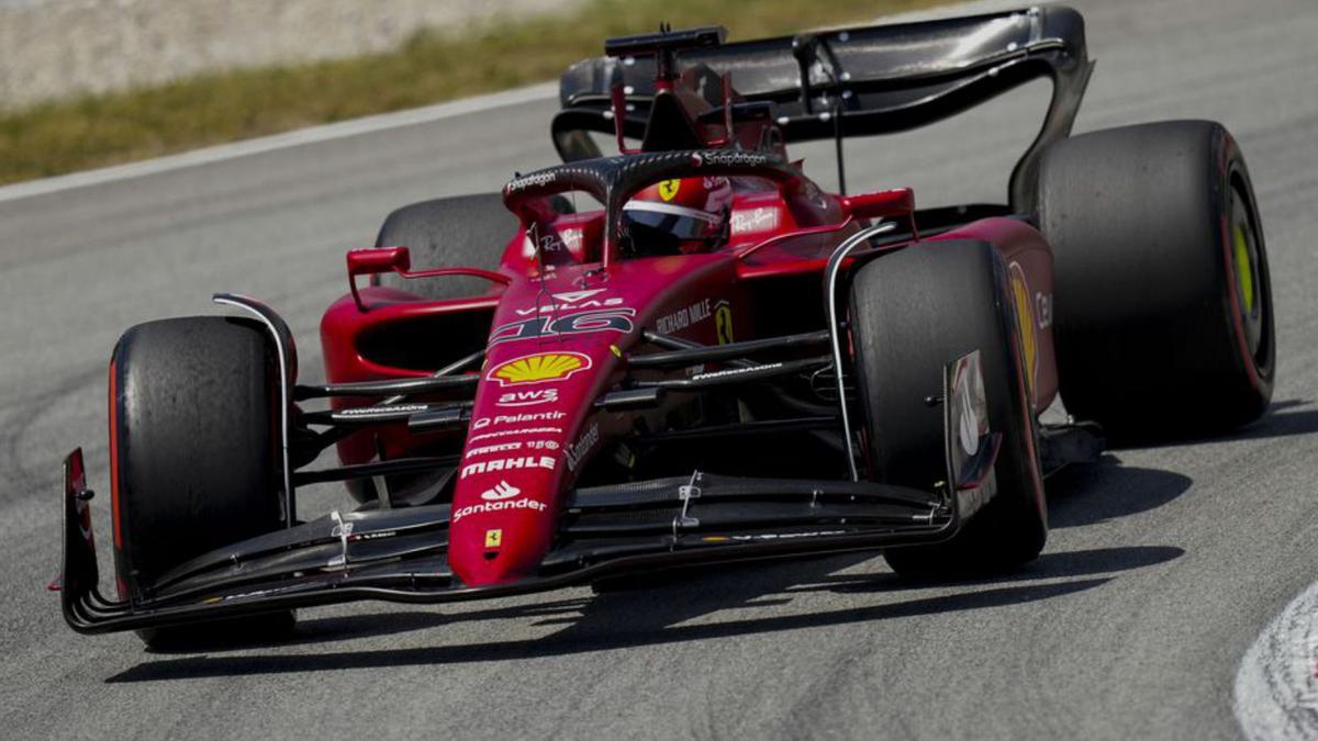 Els Ferrari de Leclerc i Sainz dominen el primer dia a Montmeló | EFE/ENRIC FONTCUBERTA