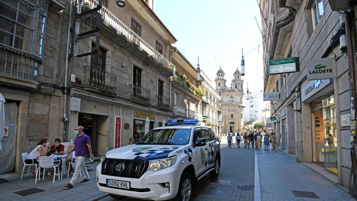 Un coche de la Policía Local patrulla por el centro de Pontevedra