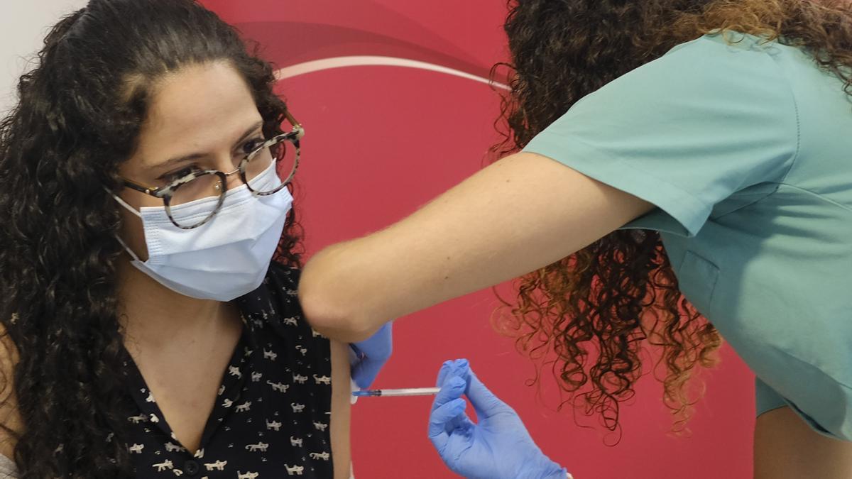 Un centenar de MIR se vacunan en el Colegio de Médicos
