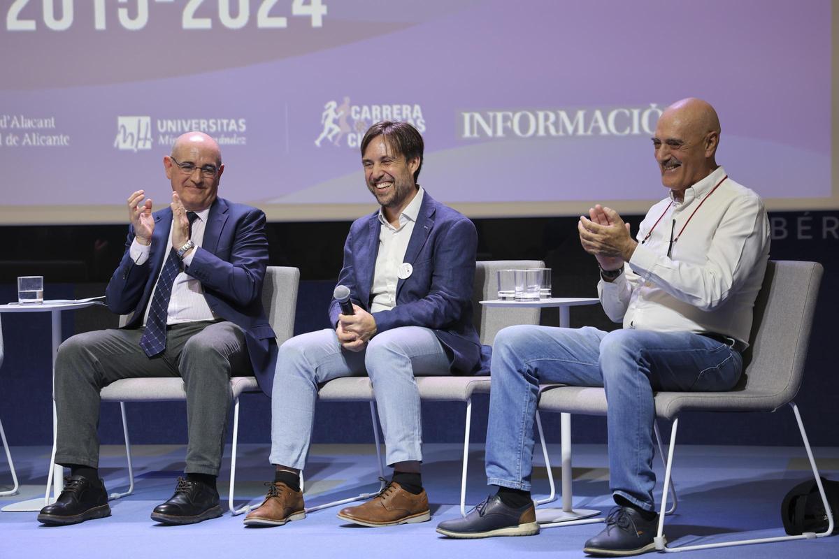 Juan Carlos García Calvo, a la derecha, junto al doctor De Madaria, el pasado año en un acto de la Carrera del Cáncer de Páncreas en el Club INFORMACIÓN