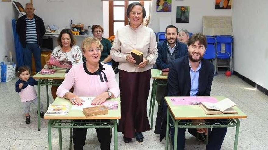 La edil de Cultura, una integrante de la asociación Faíscas y el alcalde, ayer, presentan la feria histórica.