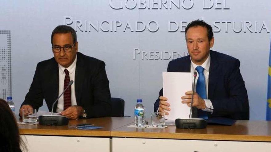 Fernando Lastra y Guillermo Martínez, ayer, en la rueda de prensa posterior al Consejo de Gobierno.