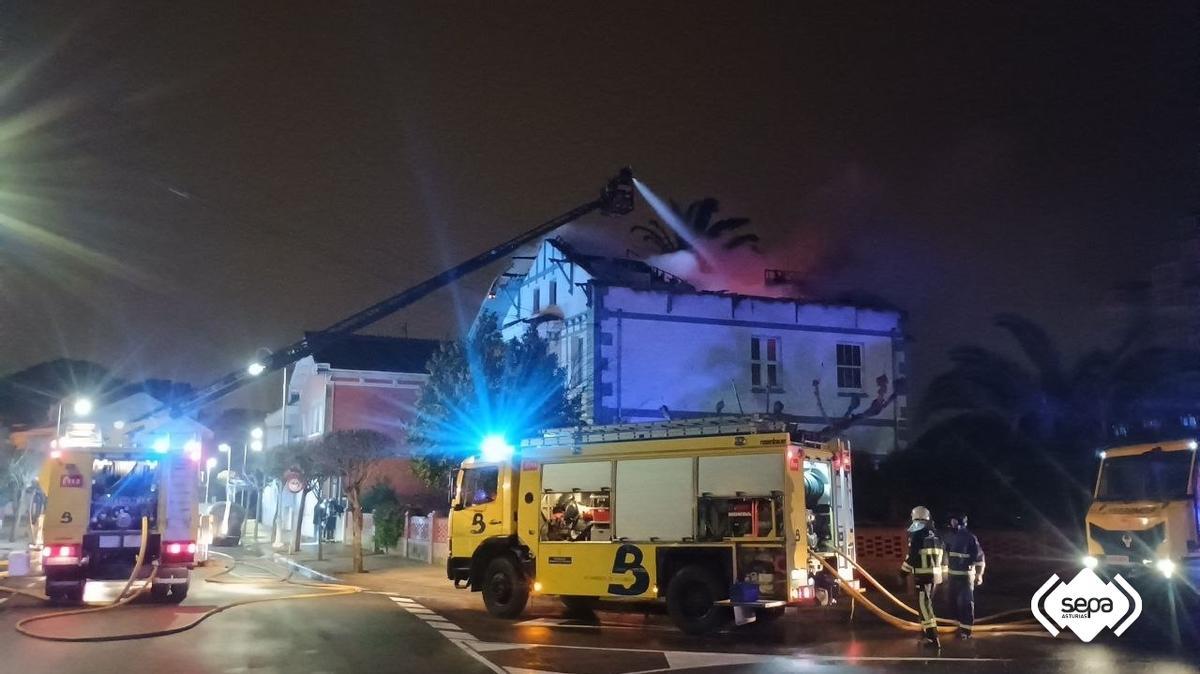 EN IMÁGENES: Un incendio de madrugada calcina por completo una conocida escuela de surf de Salinas