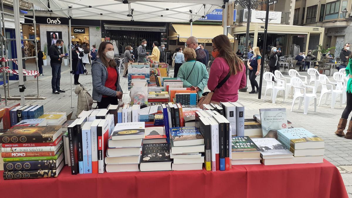 La plaza ha registrado una gran animación durante toda la mañana de este Sant Jordi.