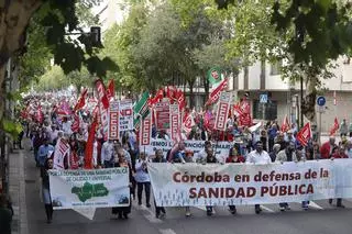 Manifestación por la sanidad pública en Córdoba: "Me darán la cita médica cuando esté en la peña del tieso"