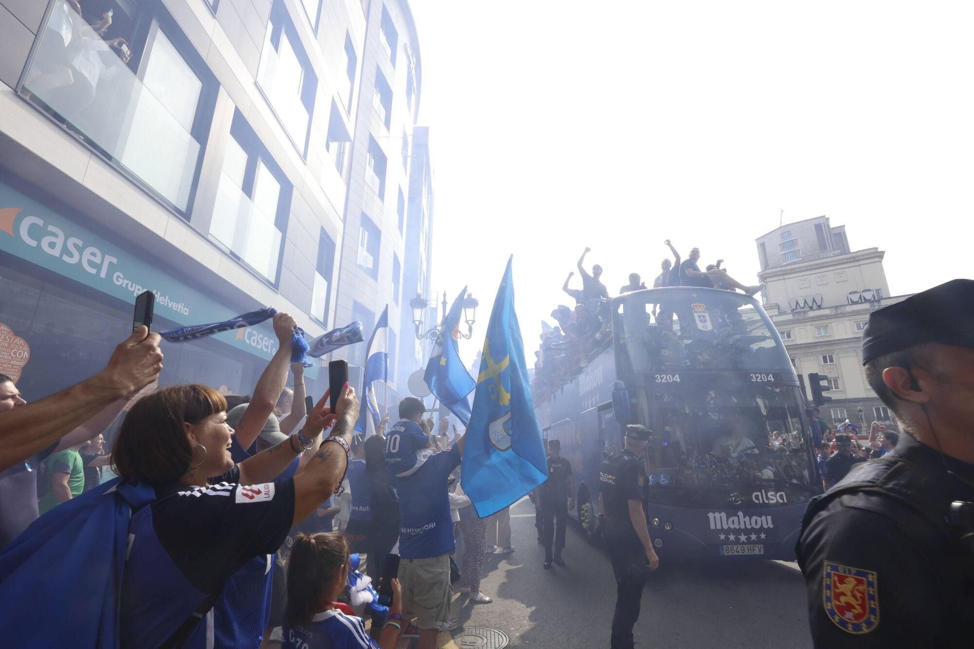 Locura azul en las calles de Oviedo para celebrar el ascenso del equipo a Primera División