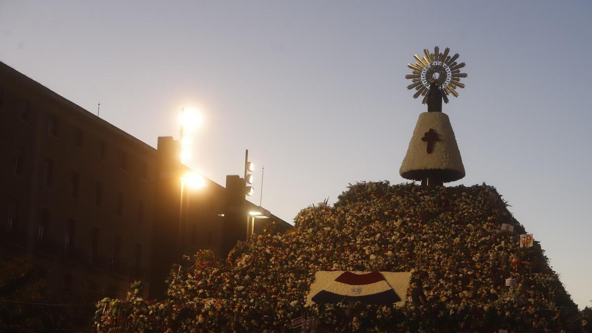 En imágenes | La Ofrenda de Flores a la Virgen del Pilar 2023 en Zaragoza (I)