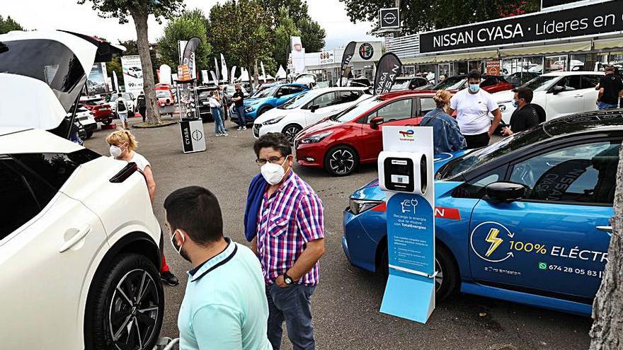 Potenciales compradores mirando vehículos en la Feria. | Juan Plaza