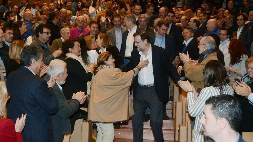 Rajoy, a su llegada al congreso popular con Rueda y Feijóo. // Rafa Vázquez