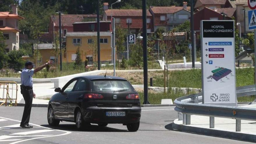 Indicación a un vehículo a la entrada del Hospital Álvaro Cunqueiro. // Adrián Irago