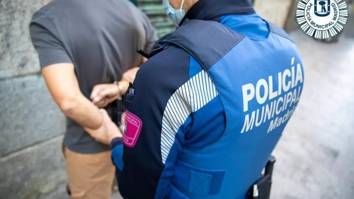 Detenido un joven de 21 años por agredir sexualmente a una menor en la Pradera de San Isidro de Madrid