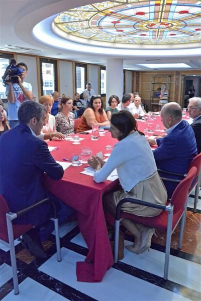 Clavijo se reúne con los libreros