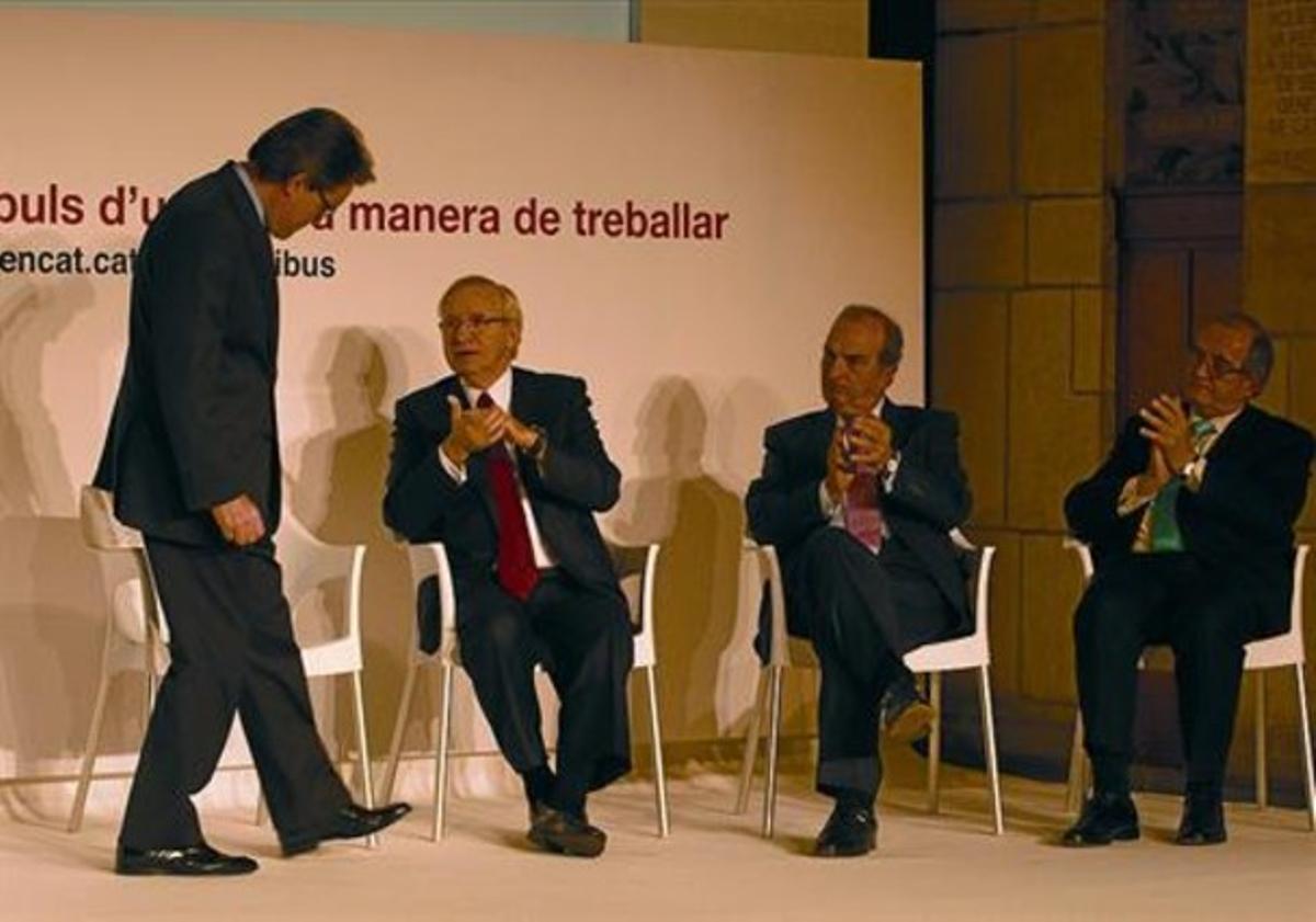 El president, Artur Mas, és aplaudit pels presidents de la Cambra de Comerç de Barcelona, Miquel Valls; Foment del Treball, Joaquim Gay de Montellà, i Pimec, Josep González, ahir al Palau de la Generalitat. El president, Artur Mas, és aplaudit pels presidents de la Cambra de Comerç de Barcelona, Miquel Valls; Foment del Treball, Joaquim Gay de Montellà, i Pimec, Josep González, ahir al Palau de la Generalitat.