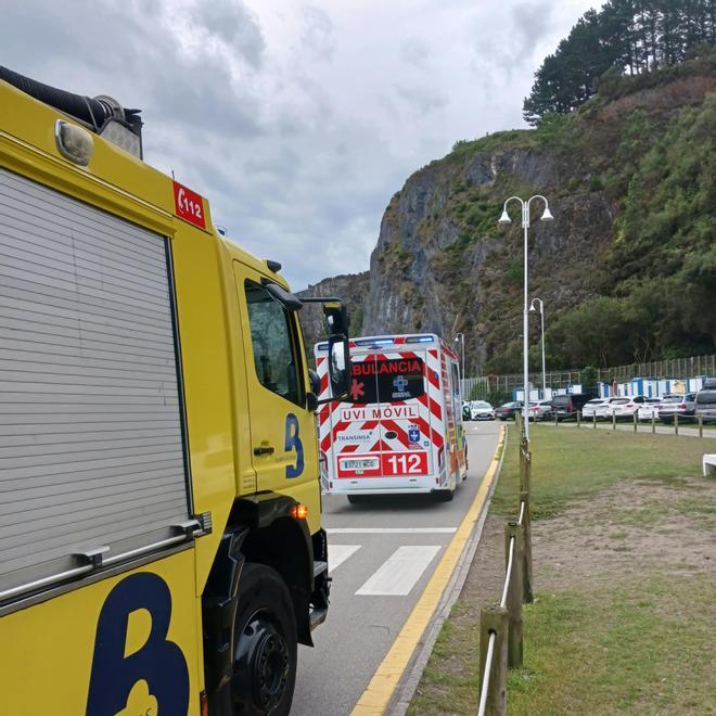En imágenes: Una joven sufre una caída en el espigón de la playa Segunda de Luarca
