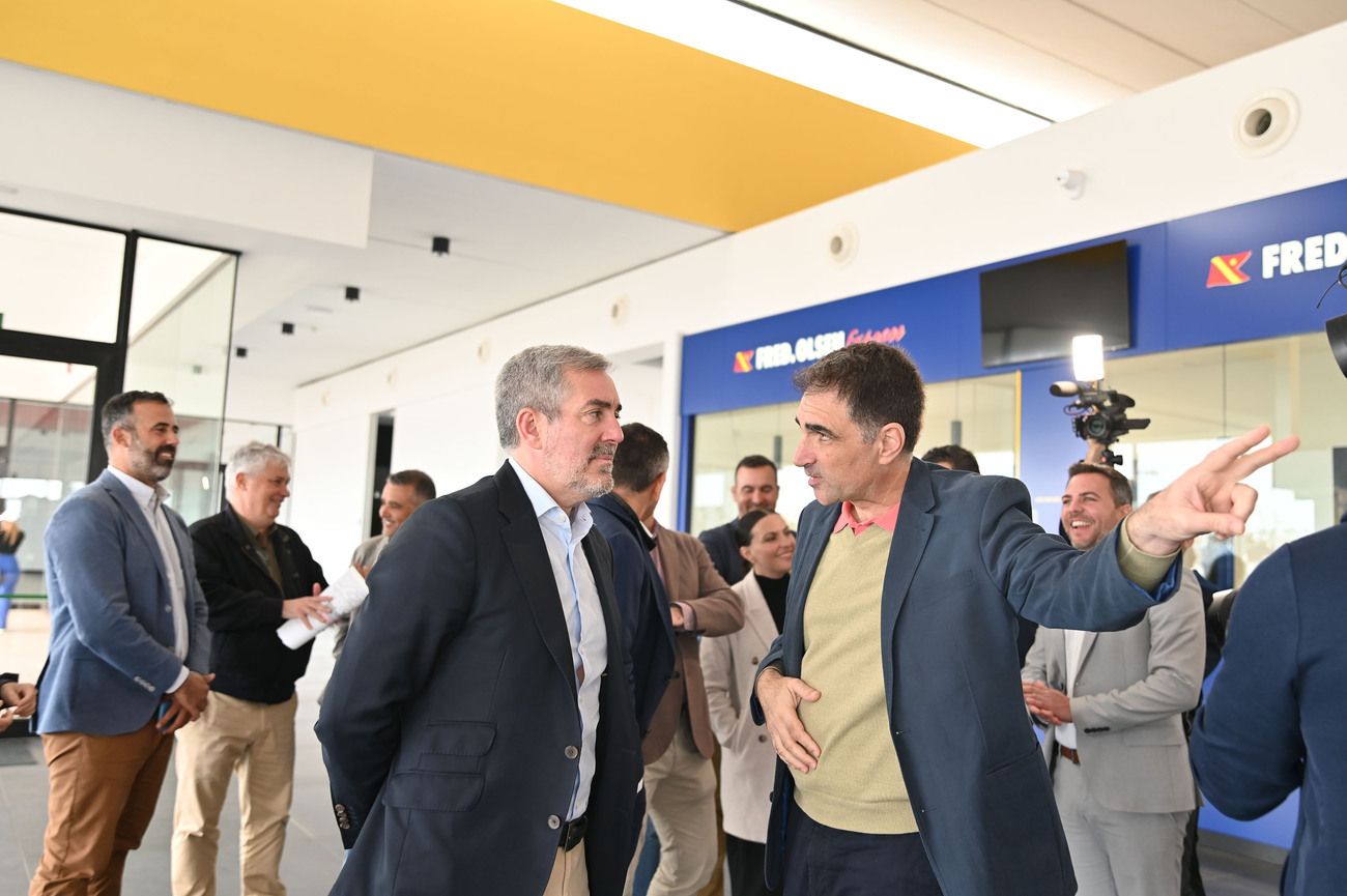 Fernando Clavijo visita la nueva terminal del Puerto de Playa Blanca