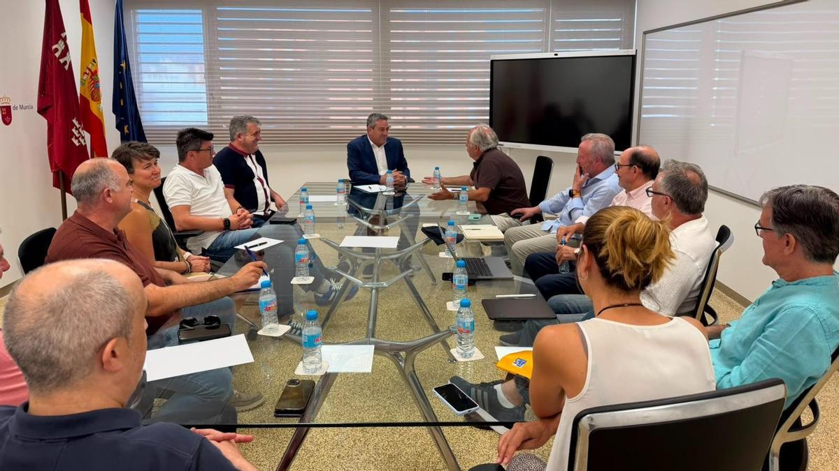El consejero Joaquín Buendía se reúne con representantes de la Asociación Origen Murcia.