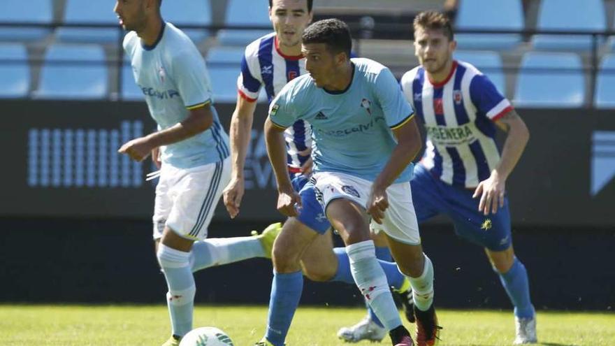 Hicham, con Brais Méndez a su derecha, conduce un balón perseguido por dos rivales en un lance del partido de ayer. // Ricardo Grobas