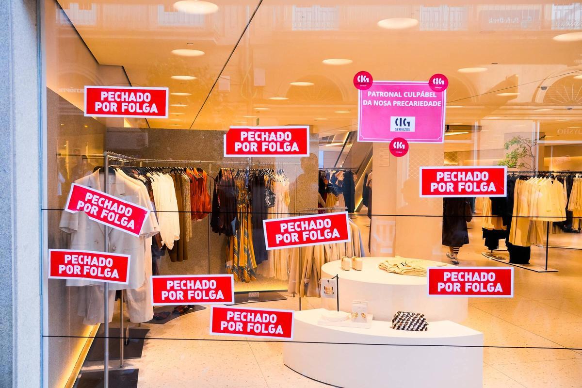 Imagen de archivo de una tienda cerrada por la huelga en el textil.
