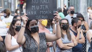 Assassinades per fills o nets: els experts urgeixen a aturar la violència contra les dones grans