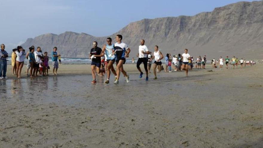 Participantes en la carrera celebrada, en la tarde de ayer, en la playa de Famara. | adriel perdomo