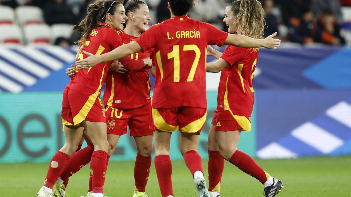 Las jugadoras de la selección española de fútbol celebran su triunfo ante Francia en Niza.