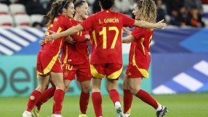 Las jugadoras de la selección española de fútbol celebran su triunfo ante Francia en Niza.