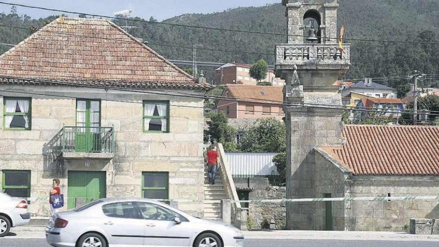 La casa rectoral y la iglesia, ayer, acordonadas.