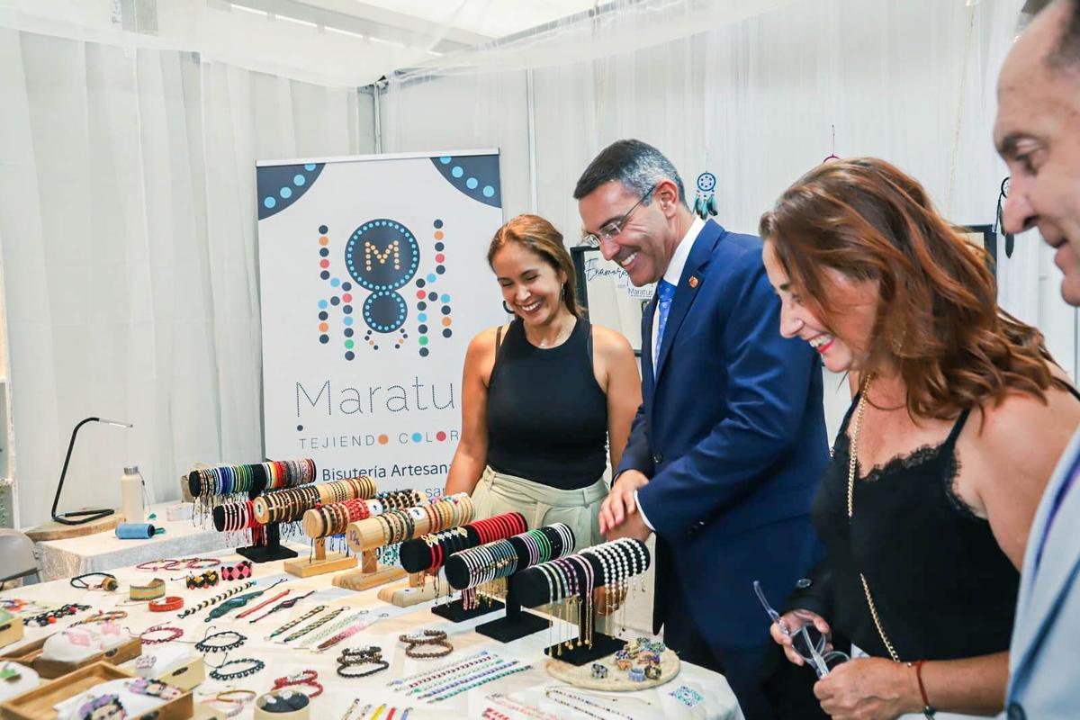 El presidente del Cabildo de Lanzarote, Oswaldo Machín, en la Feria de Artesanía de Lanzarote.