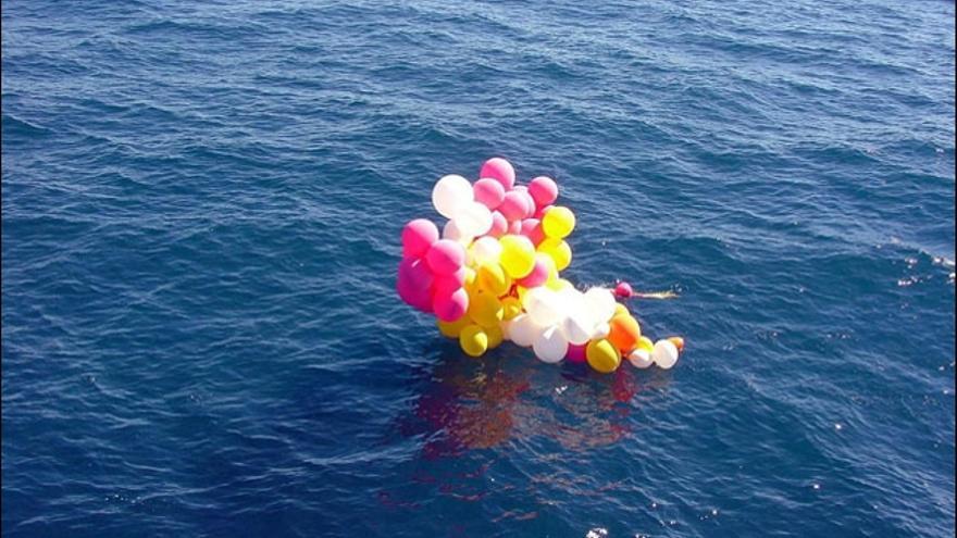 Parte de las sopladeras que elevaron a los cielos al sacerdote brasileño, flotando en el agua tiempo después.