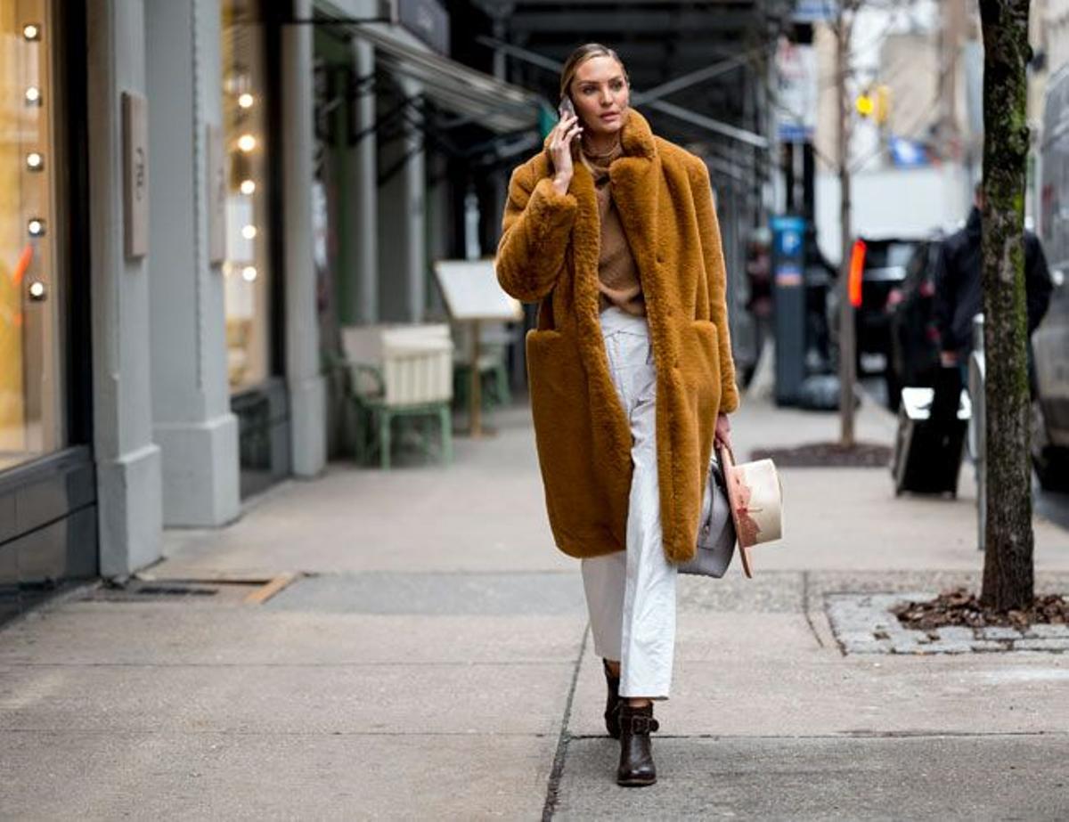 Candice Swanepoel en Nueva York con abrigo teddy bear