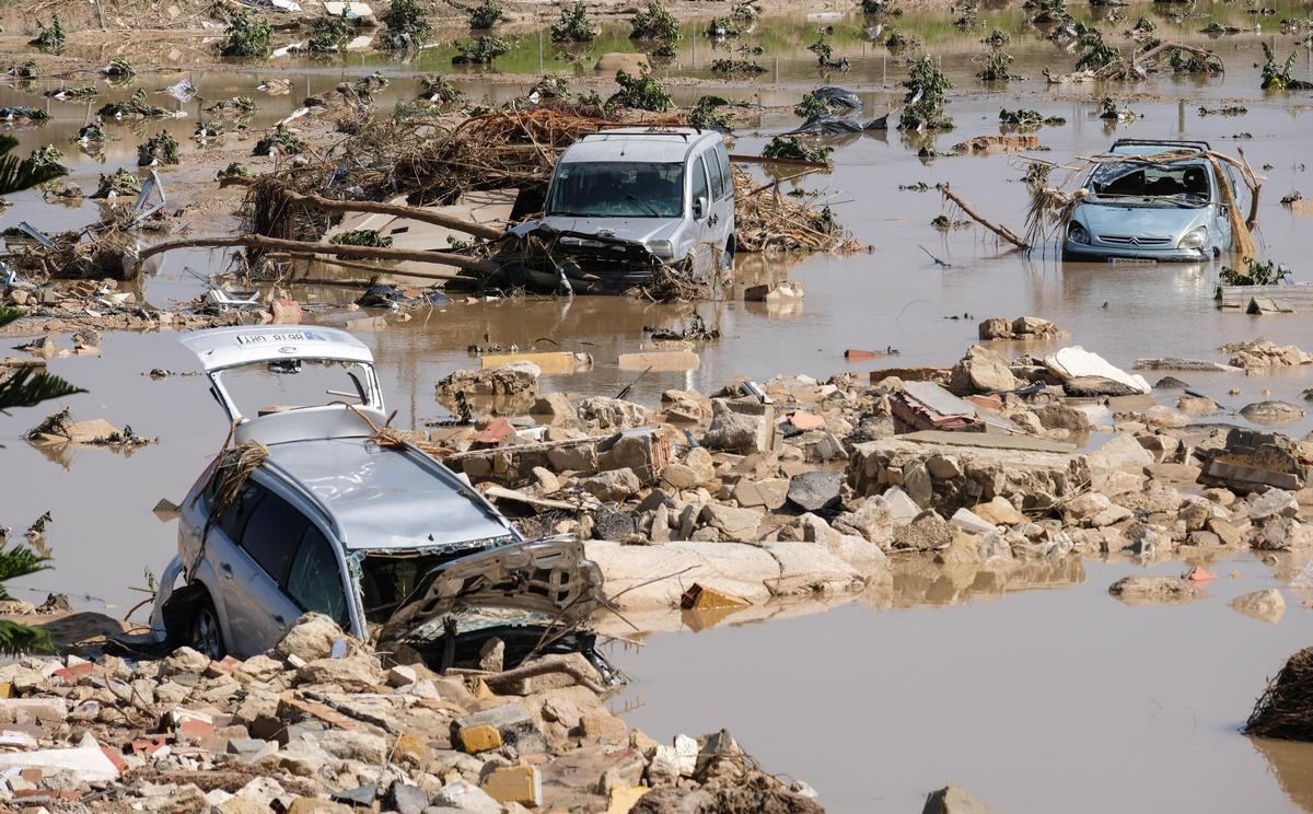 Coches arrastrados en la zona donde la mota del río cedió durante la crecida del río en la DANA de 2019. En el puente de Almoradí con Algorfa, en la acequia del Río