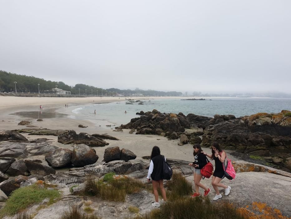 Muchos bañistas han optado por acudir a los arenales a pesar de la bruma - Ourense supera los 35 grados.